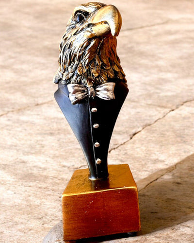 Figurine Tête d'Aigle Büffel Warden – en Habit Élégant avec Option de Gravure pour cadeau