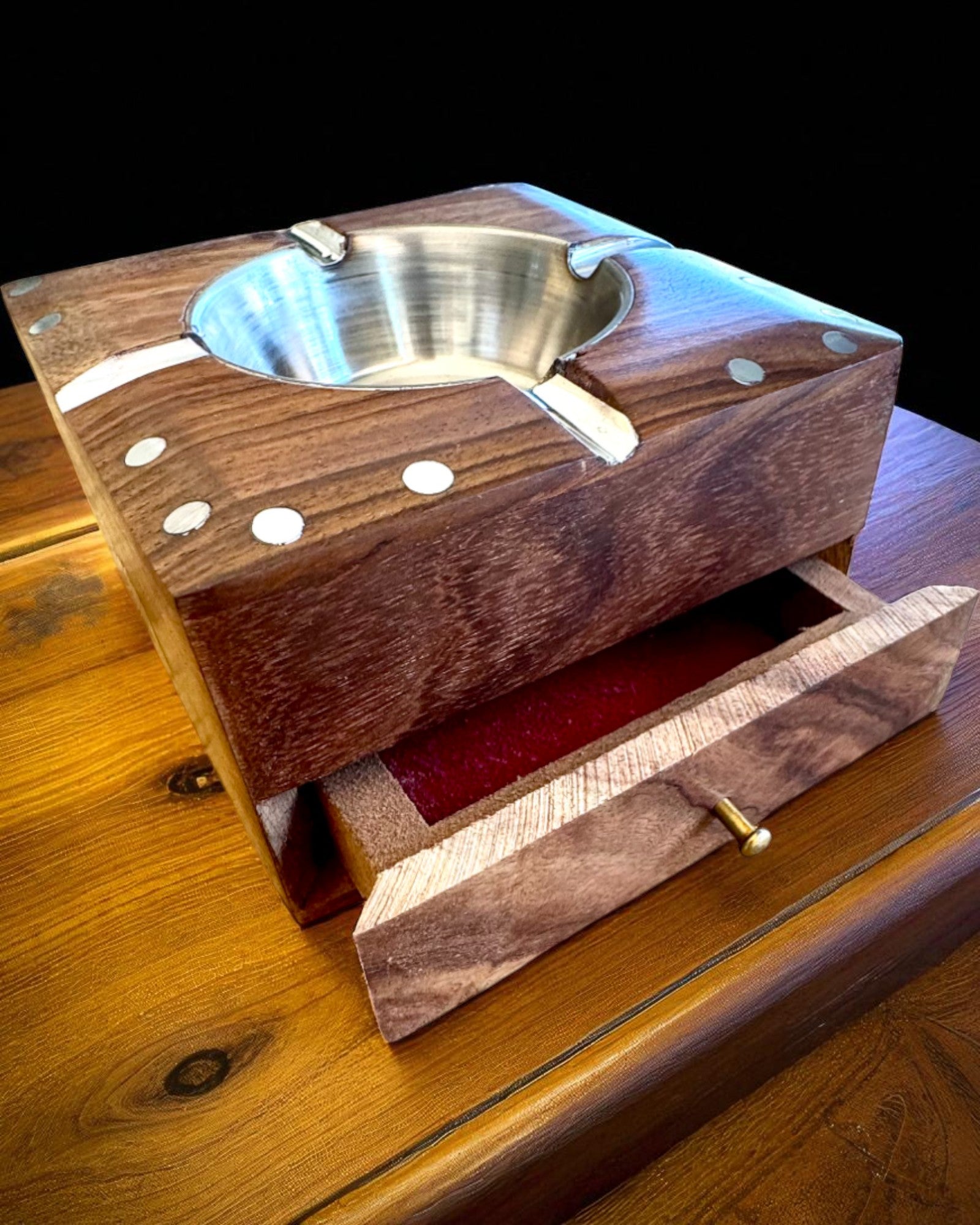 Rhino – Handgefertigter Aschenbecher aus Shishamholz und Messing, 11 cm Breite, personalisierbar mit Gravur
