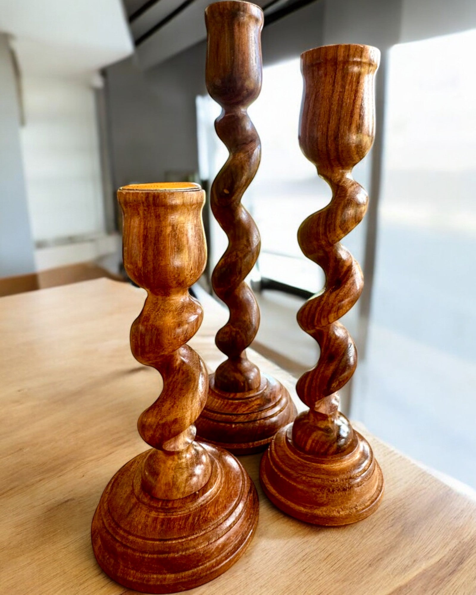 Ensemble de 3 bougeoirs « Lumière Spirale » de 25 cm de hauteur, possibilité de personnalisation avec gravure pour cadeau