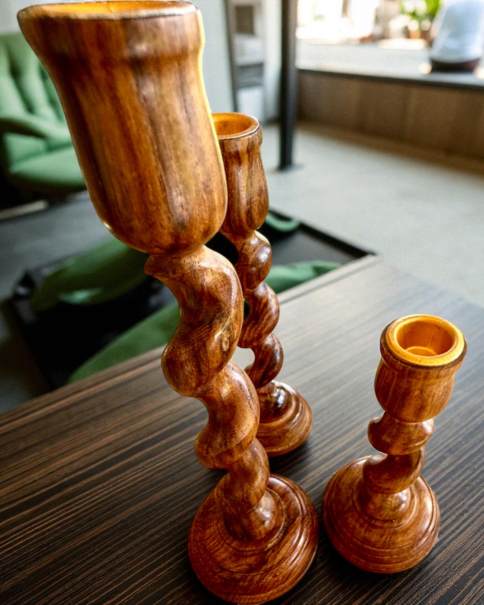 Ensemble de 3 bougeoirs « Lumière Spirale » de 25 cm de hauteur, possibilité de personnalisation avec gravure pour cadeau