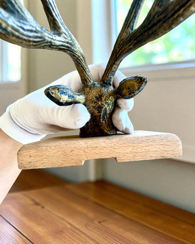 Appendiabiti in ottone Cervo Guardiano, realizzato a mano, possibilità di personalizzazione con incisione su legno