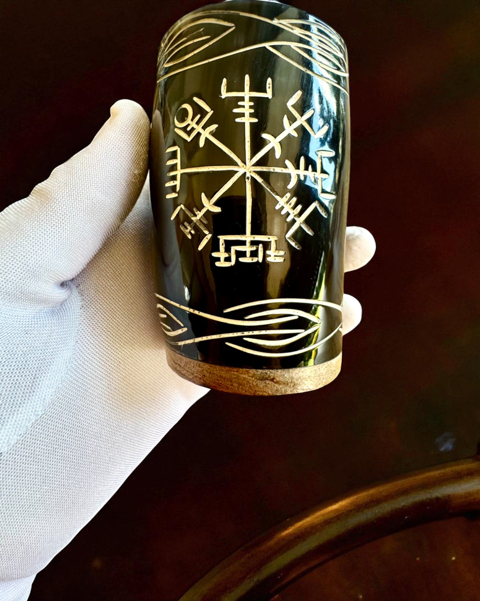 Valknut Piccolo bicchiere artigianale in corno di bufalo con simboli nordici, possibilità di personalizzazione per regalo con incisione