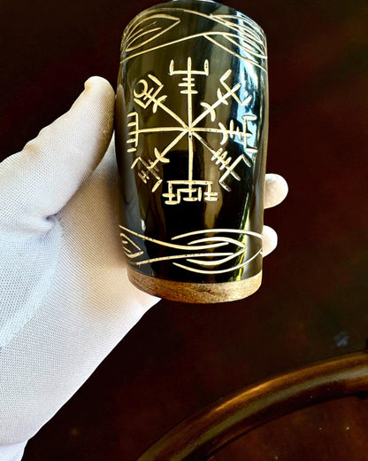 Valknut Piccolo bicchiere artigianale in corno di bufalo con simboli nordici, possibilità di personalizzazione per regalo con incisione
