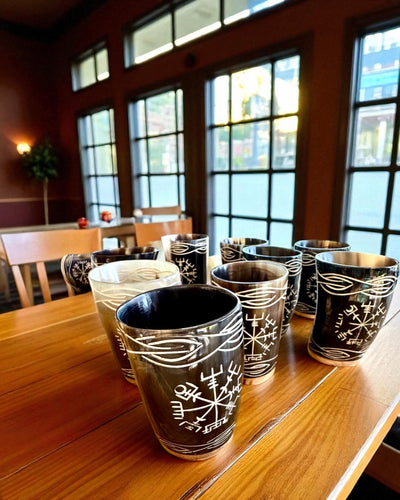 Valknut Petit gobelet en corne de buffle fait main avec des symboles nordiques, possibilité de personnalisation pour cadeau avec gravure