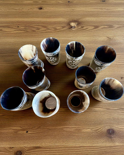 Valknut Petit gobelet en corne de buffle fait main avec des symboles nordiques, possibilité de personnalisation pour cadeau avec gravure