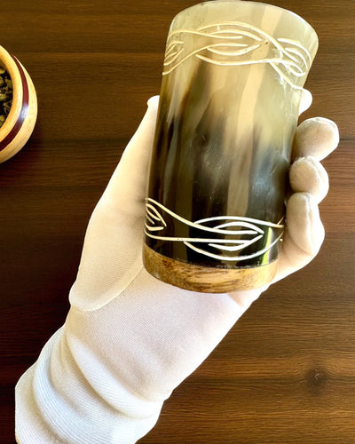 Valknut Petit gobelet en corne de buffle fait main avec des symboles nordiques, possibilité de personnalisation pour cadeau avec gravure