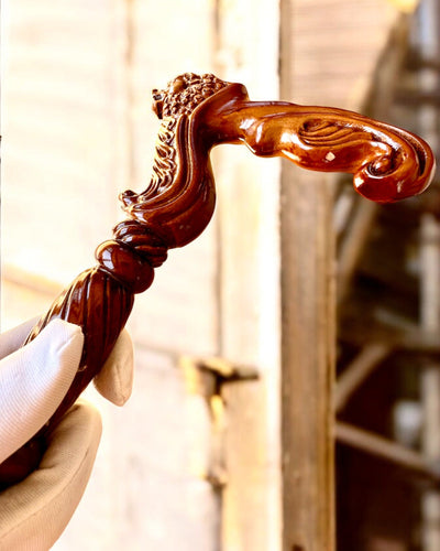 Bastone da passeggio 'Laska "Król Dżungli", in legno, possibilità di personalizzazione con incisione'