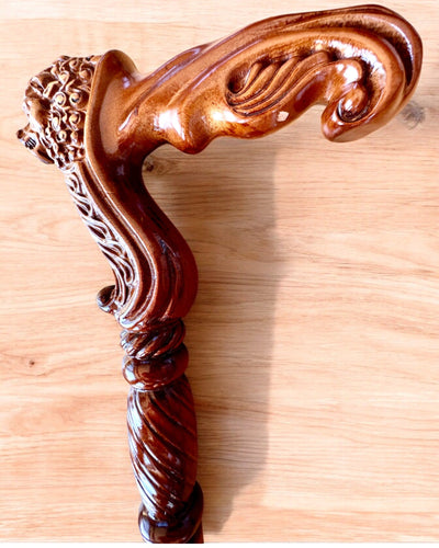 Bastone da passeggio 'Laska "Król Dżungli", in legno, possibilità di personalizzazione con incisione'