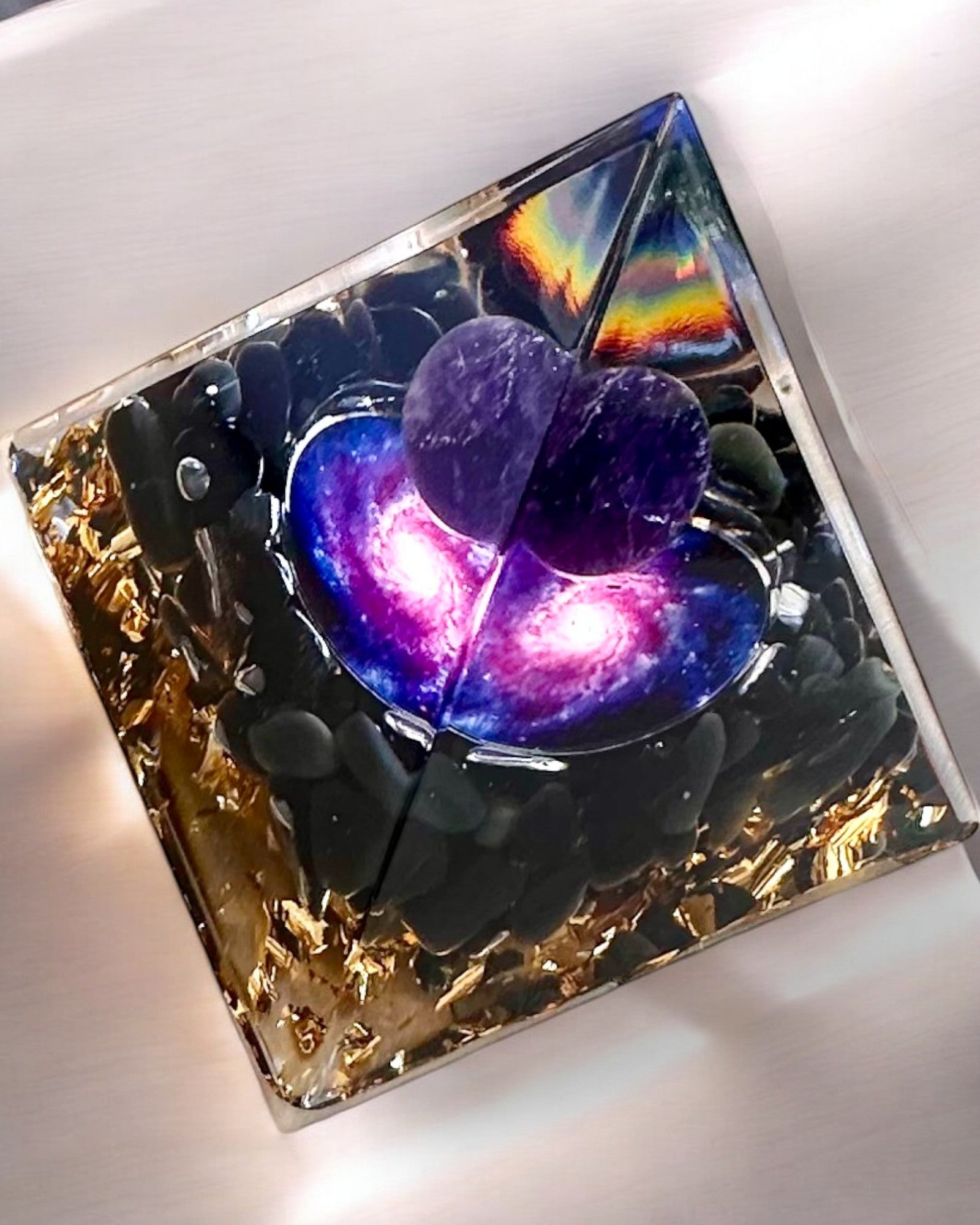 Piramide Energetica orgonica di Energia Cosmica - Amuleto con Ametista e Trucioli