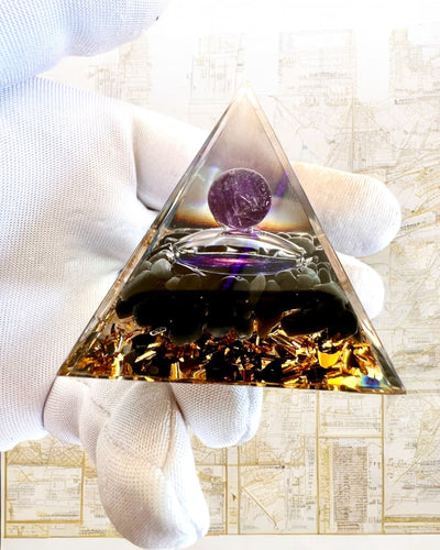 Pyramide Énergétique orgonite d'Énergie Cosmique - Amulette avec Améthyste et Copeaux