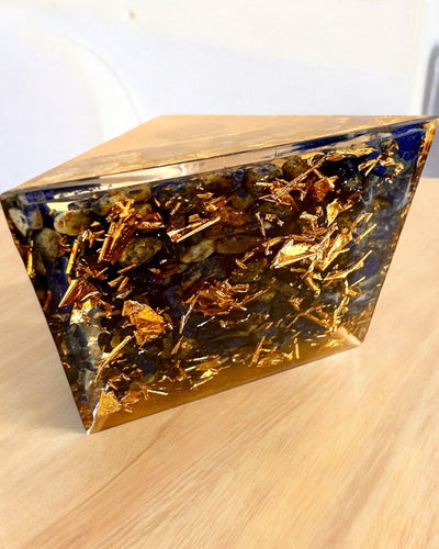 Orgonit-Energiepyramide "Zenith" mit Lapislazuli, ideal als Geschenk