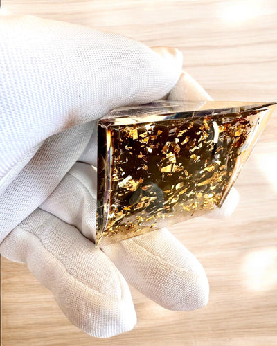 Pyramide Énergétique orgonite d'Énergie Cosmique - Amulette avec Améthyste et Copeaux