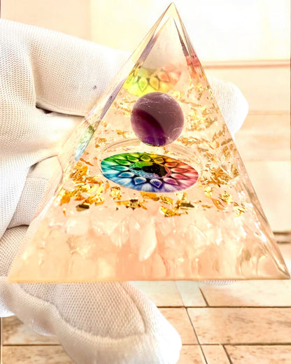 Pyramide Énergétique en orgonite Pyramide d'Énergie « Harmonie de la Lumière » - Cristalline, pour cadeau
