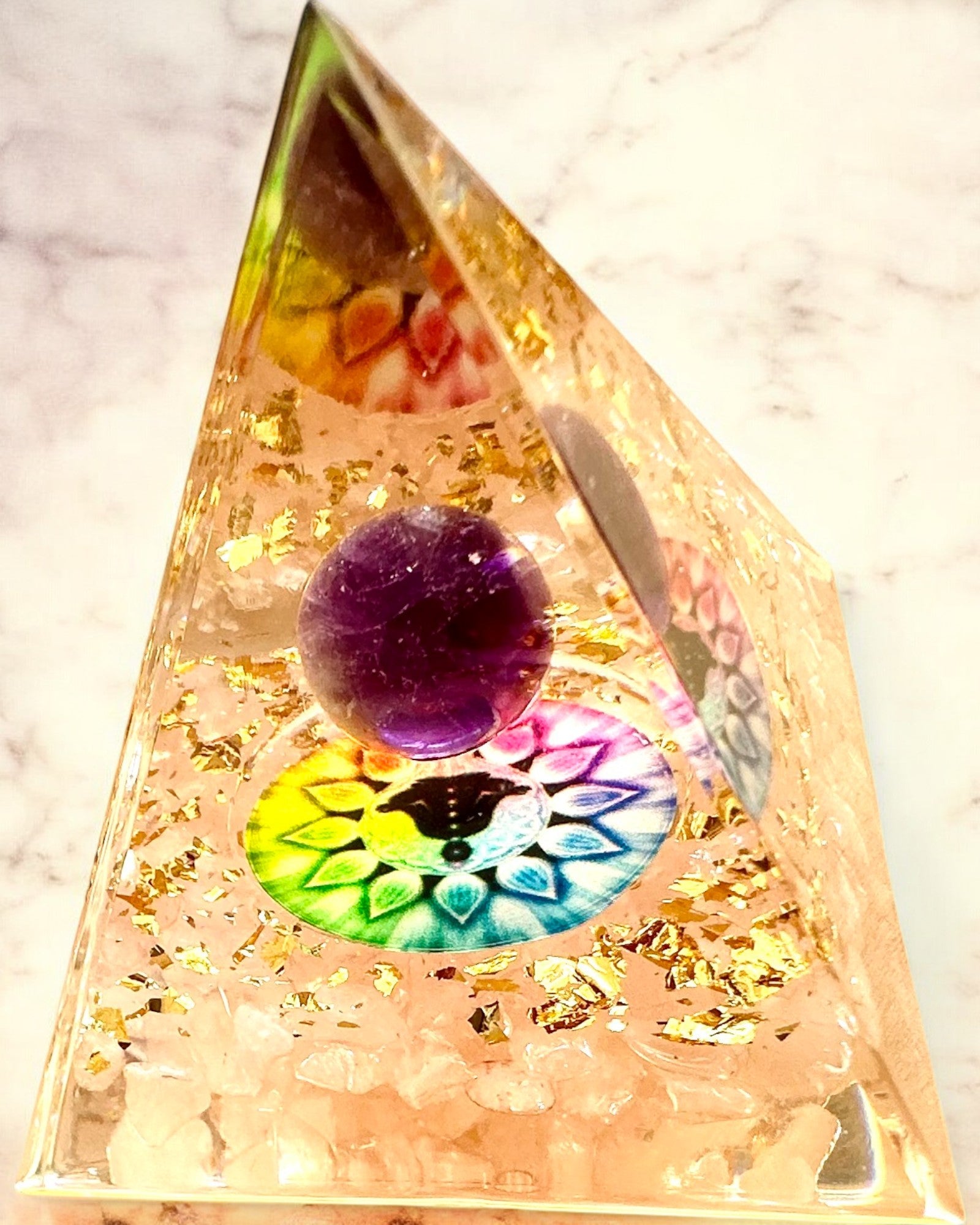 Pyramide Énergétique en orgonite Pyramide d'Énergie « Harmonie de la Lumière » - Cristalline, pour cadeau