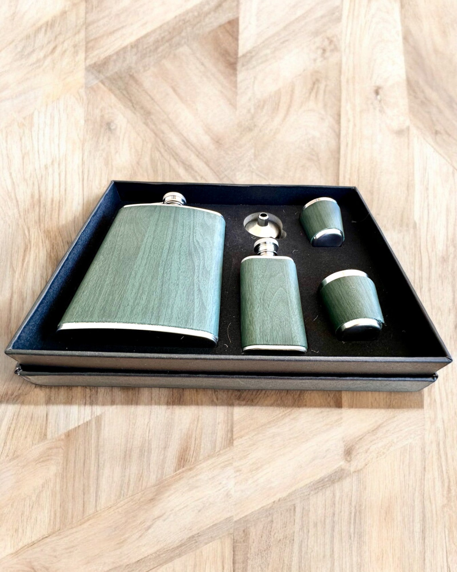 Flachmann-Set mit Gläsern "Forest Spirit", personalisiertes Geschenk mit Gravur