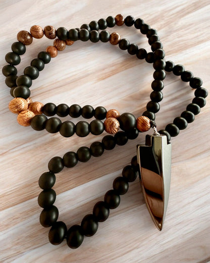 Strzała Mocy – Halskette mit schwarzem Obsidian und Holzperlen, personalisiert mit Gravur als Geschenk