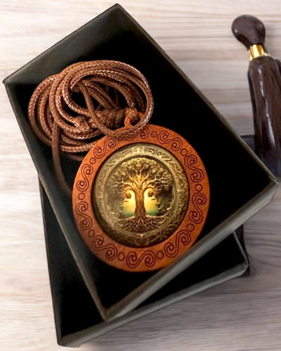 Amulette de Vie "Arbre des Ancêtres" - Collier Fait Main en Bois et Verre, possibilité de personnalisation avec gravure pour cadeau