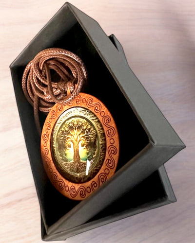 Amulette de Vie "Arbre des Ancêtres" - Collier Fait Main en Bois et Verre, possibilité de personnalisation avec gravure pour cadeau