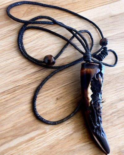 Collier Croc de Loup, amulette en Résine - Force Mystique de la Nature, possibilité de personnalisation avec gravure pour cadeau