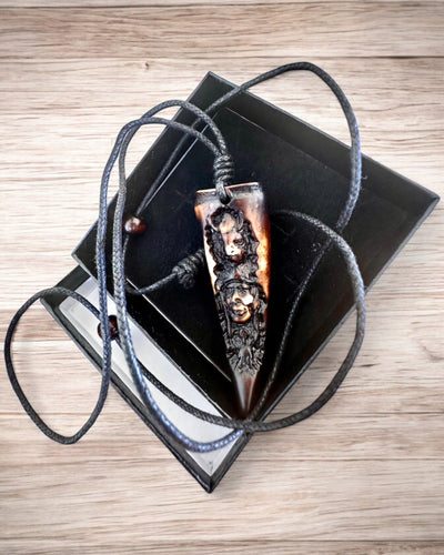 Collier Croc de Loup, amulette en Résine - Force Mystique de la Nature, possibilité de personnalisation avec gravure pour cadeau