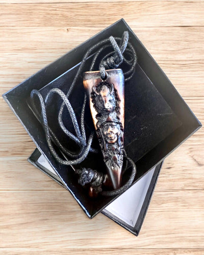 Collier Croc de Loup, amulette en Résine - Force Mystique de la Nature, possibilité de personnalisation avec gravure pour cadeau