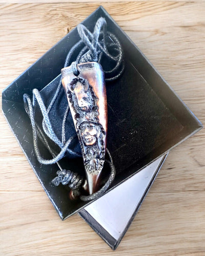 Collier Croc de Loup, amulette en Résine - Force Mystique de la Nature, possibilité de personnalisation avec gravure pour cadeau