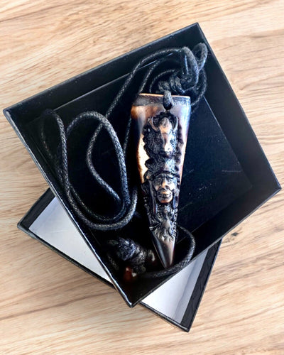 Collier Croc de Loup, amulette en Résine - Force Mystique de la Nature, possibilité de personnalisation avec gravure pour cadeau