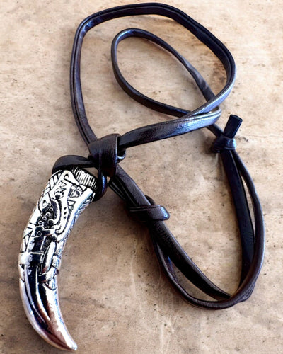 Edelstahl-Wolfszahn – Amulett des Mutes, Halskette mit Gravur zur Personalisierung als Geschenk