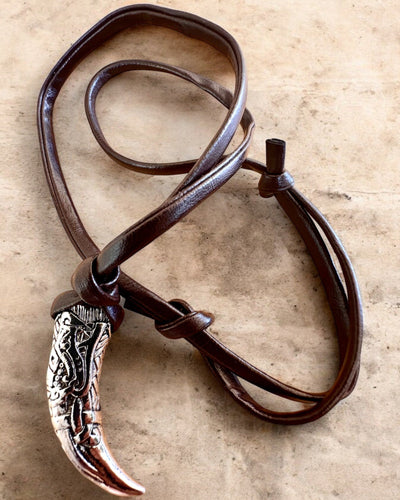 Edelstahl-Wolfszahn – Amulett des Mutes, Halskette mit Gravur zur Personalisierung als Geschenk