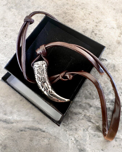 Edelstahl-Wolfszahn – Amulett des Mutes, Halskette mit Gravur zur Personalisierung als Geschenk