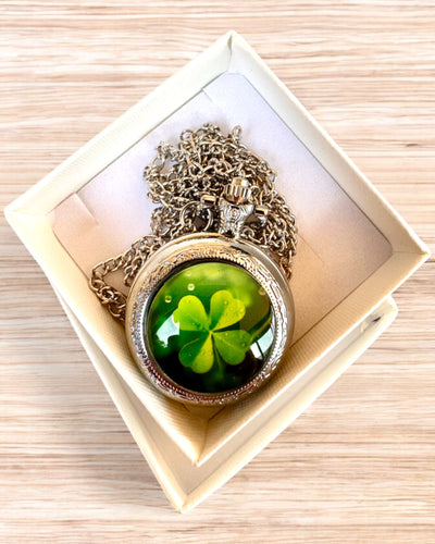 Taschenuhr "CloverTime" mit vierblättrigem Kleeblatt-Motiv, personalisierbar mit Gravur als Geschenk