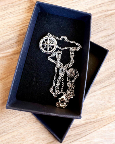 Collier en argent avec un petit symbole - Boussole du "Voyageur", possibilité de personnalisation avec gravure pour cadeau