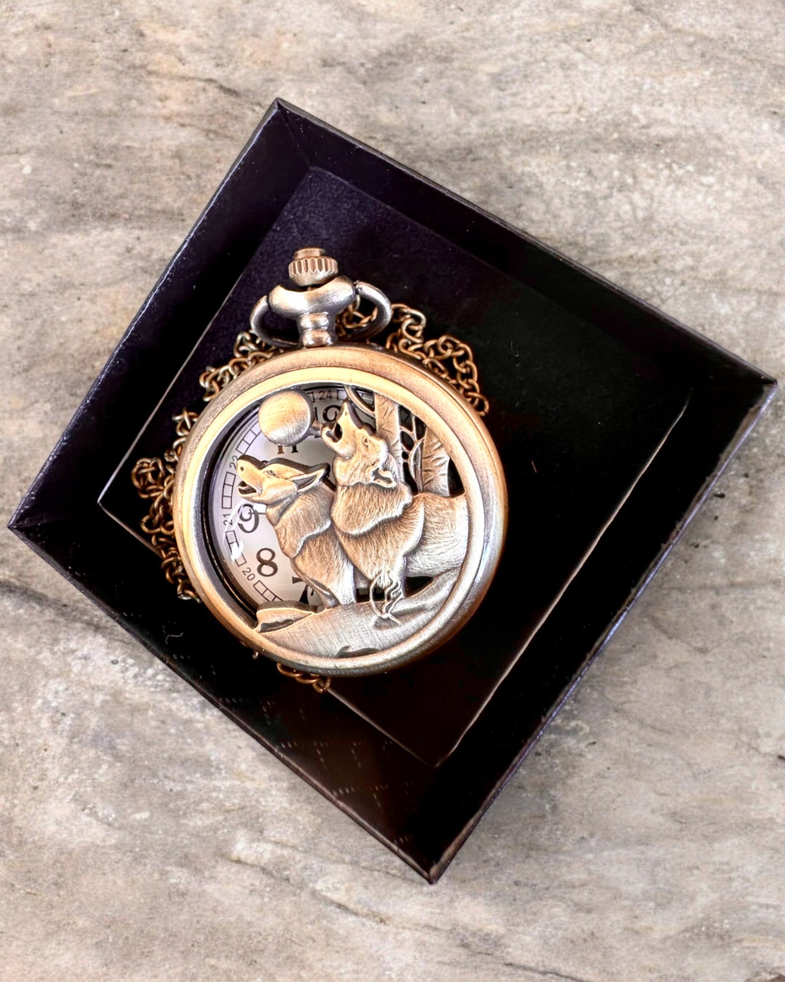 « Luna Wolf » – Montre de Poche Élégante avec Loups, possibilité de personnalisation par gravure pour cadeau