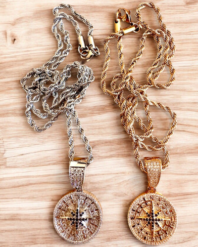 Collana con Pendente Bussola in Stile Glamour con Zirconi per Donne e Uomini - 2 varianti a scelta, personalizzazione con incisione per regalo