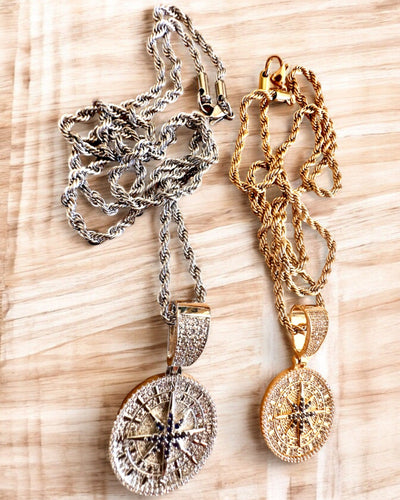 Collana con Pendente Bussola in Stile Glamour con Zirconi per Donne e Uomini - 2 varianti a scelta, personalizzazione con incisione per regalo