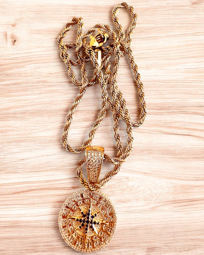Collana con Pendente Bussola in Stile Glamour con Zirconi per Donne e Uomini - 2 varianti a scelta, personalizzazione con incisione per regalo