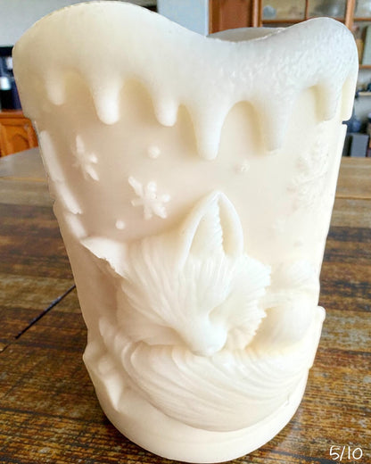 Sojakerze Winterfuchs, 7,5 cm Höhe, handgegossene Sojakerze mit einem niedlichen schlafenden Fuchs, personalisierbar mit Gravur auf dem Schild