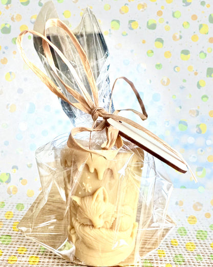 Sojakerze Winterfuchs, 7,5 cm Höhe, handgegossene Sojakerze mit einem niedlichen schlafenden Fuchs, personalisierbar mit Gravur auf dem Schild