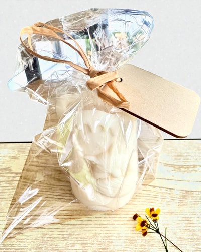 Soy candle Winter Fox, 7.5 cm tall, hand-poured soy candle with a cute sleeping fox, customizable with engraving on the plaque