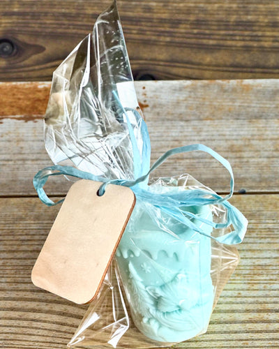 Soy candle Winter Fox, 7.5 cm tall, hand-poured soy candle with a cute sleeping fox, customizable with engraving on the plaque