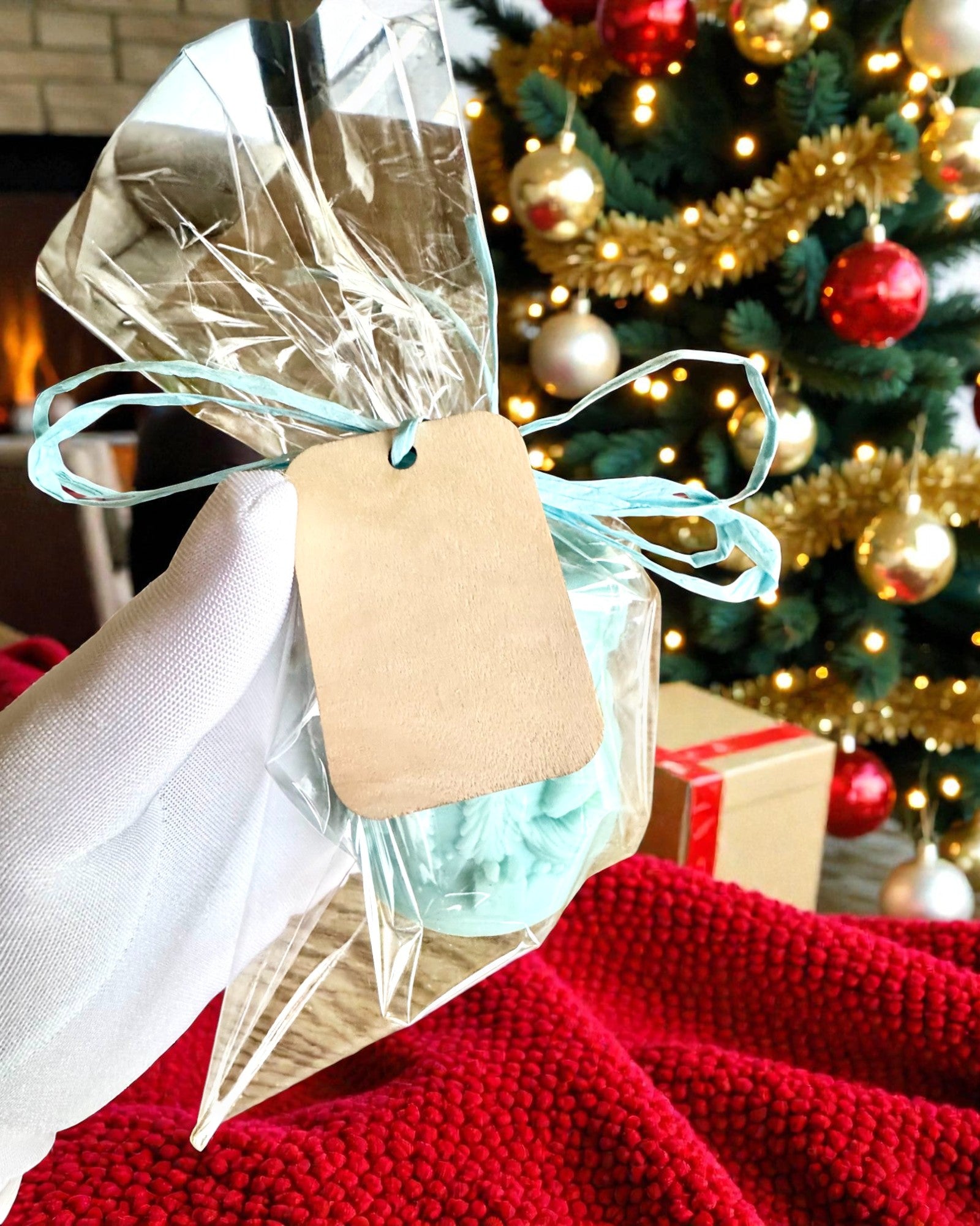 Sojakerze Winterfuchs, 7,5 cm Höhe, handgegossene Sojakerze mit einem niedlichen schlafenden Fuchs, personalisierbar mit Gravur auf dem Schild