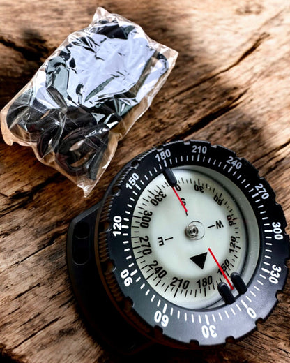 Taucherkompass AquaGuide - wasserdichter Kompass mit Leuchtfunktion und flexiblem Armband, Personalisierung möglich