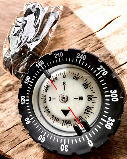 Taucherkompass AquaGuide - wasserdichter Kompass mit Leuchtfunktion und flexiblem Armband, Personalisierung möglich