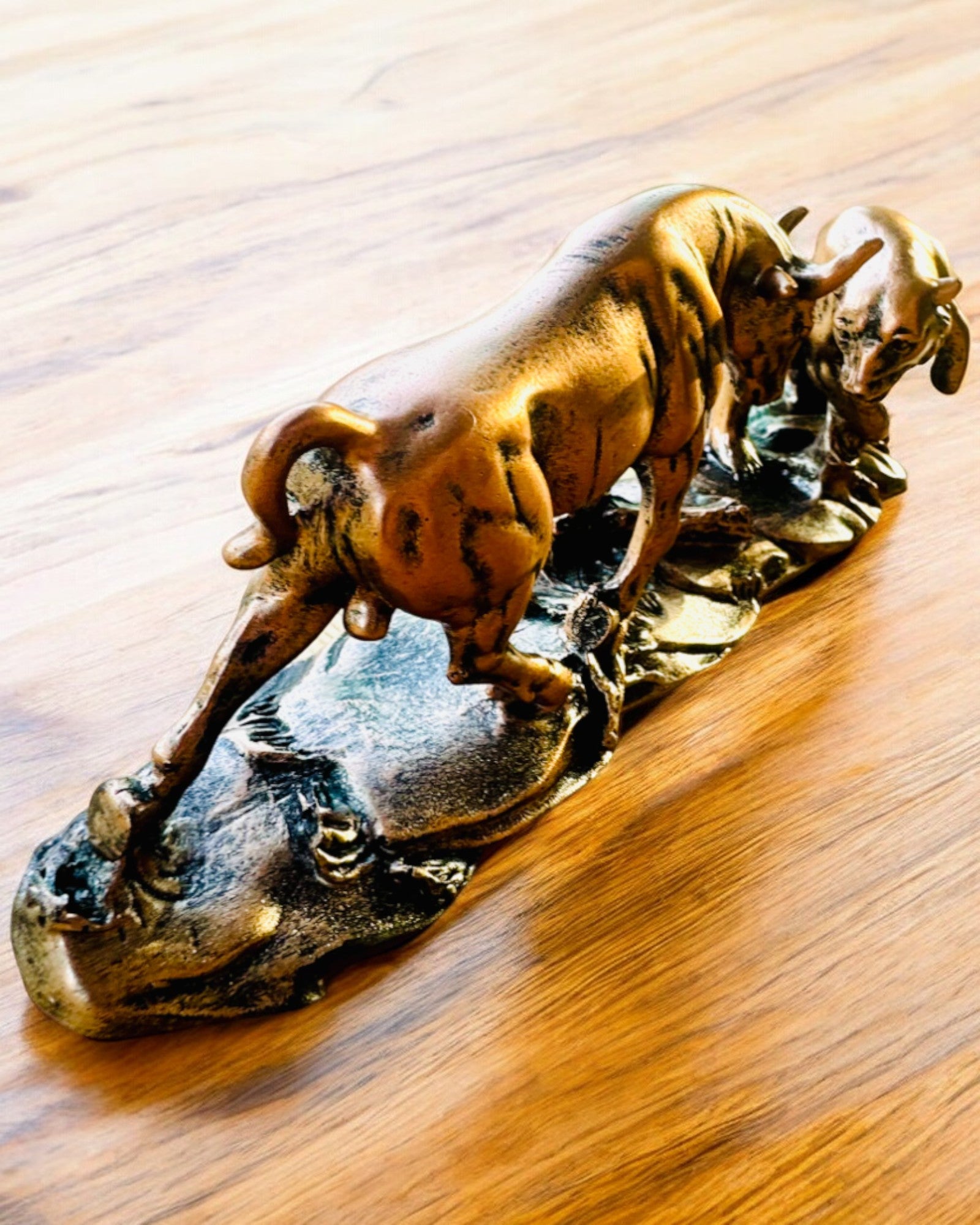 "Starcie Byka z Niedźwiedziem" - Kupferfarbene Skulptur mit Gravuroption
