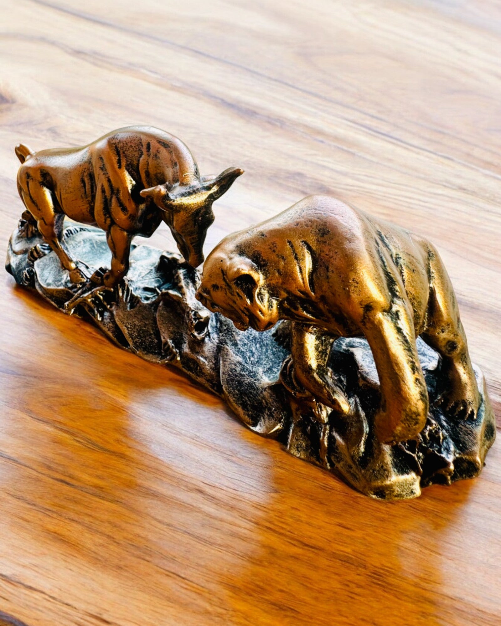 "Starcie Byka z Niedźwiedziem" - Kupferfarbene Skulptur mit Gravuroption