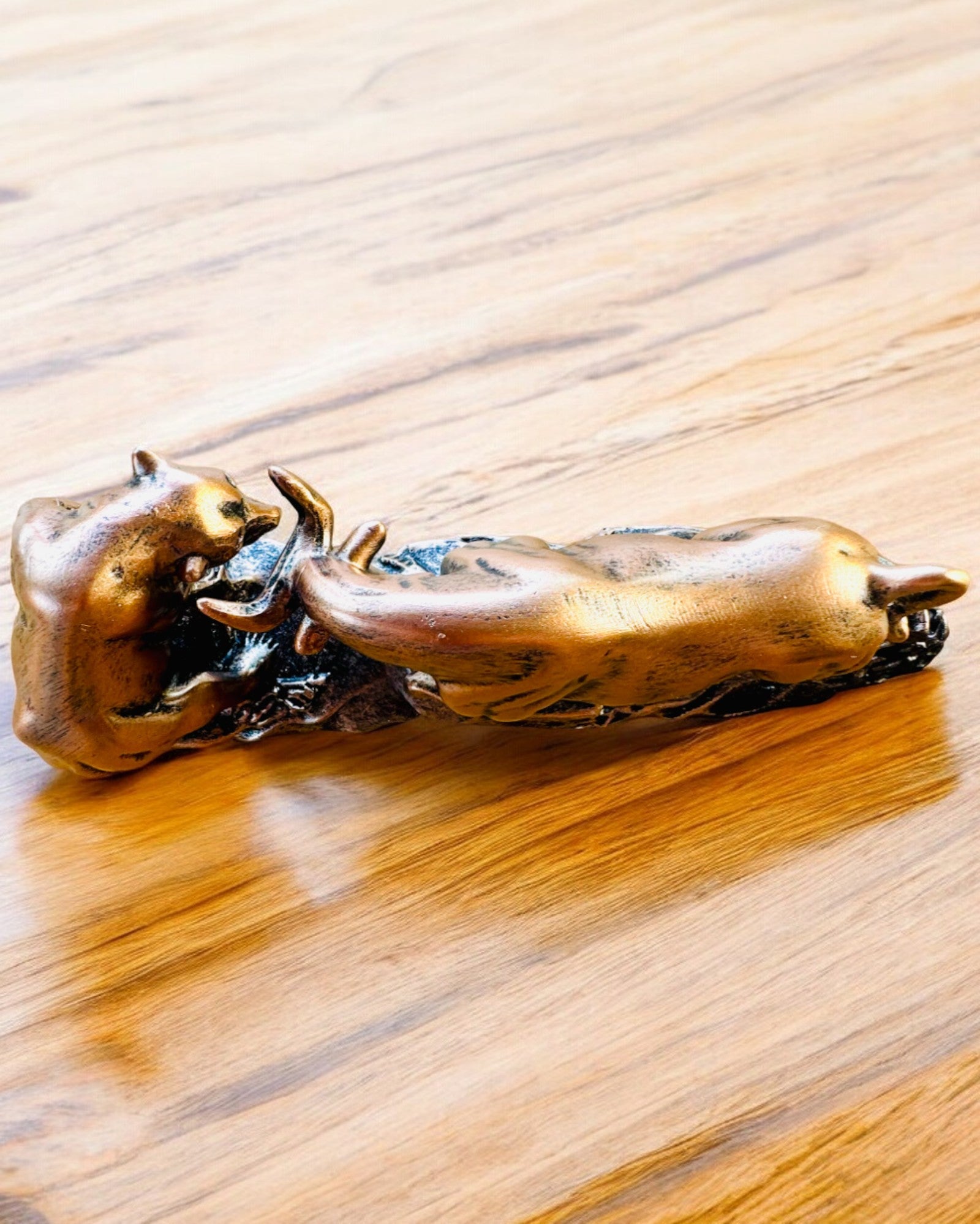 "Starcie Byka z Niedźwiedziem" - Kupferfarbene Skulptur mit Gravuroption