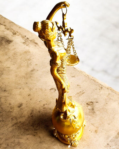 Statuetta Dea della Giustizia – Decorazione Artistica per Scaffale, Artigianato in Resina, personalizzazione con incisione