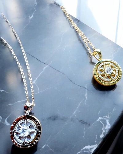 Collana Bussola "Direzione Stellare", possibilità di personalizzazione con incisione, 2 varianti di colore a scelta
