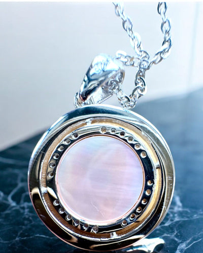 Collana Bussola "Direzione Stellare", possibilità di personalizzazione con incisione, 2 varianti di colore a scelta