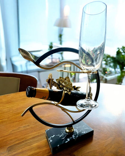 Stojak "Elegancki Owad" - per bottiglia di vino e bicchieri, altezza 33 cm, possibilità di personalizzazione con incisione per regalo